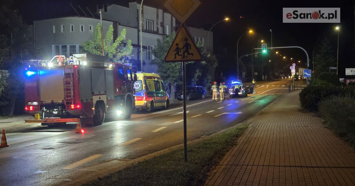 SANOK. Zderzenie dwóch pojazdów na ul. Rymanowskiej. Cztery osoby trafiły do szpitala [ZDJĘCIA]
