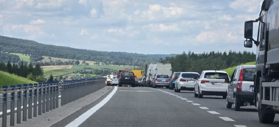 Kolizja na obwodnicy Sanoka. Samochód uderzył w bariery, kobieta trafiła do szpitala (ZDJĘCIA)