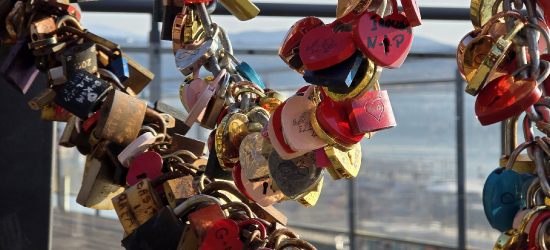 „Zatrzymaj mnie w swoim sercu…” Magiczne miejsce w Solinie przyciąga pary z całej Polski [VIDEO, ZDJĘCIA]