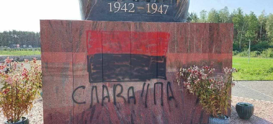 Zdewastowano pomnik ofiar Rzezi Wołyńskiej w Domostawie. Policja szuka sprawców