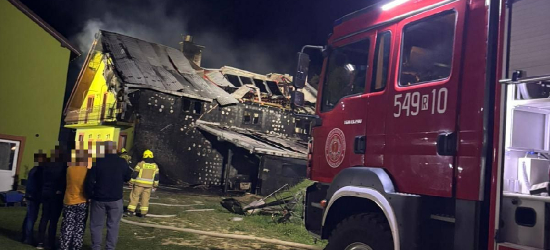 BUKOWSKO: Pożar budynku gastronomicznego. Strażacy walczyli z ogniem do rana