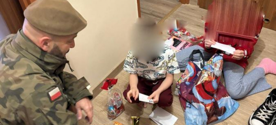 Żołnierze z Sanoka w roli św. Mikołaja. Mundurowi wsparli potrzebujące dzieci