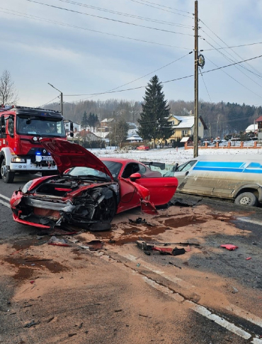 PILNE! Karambol trzech pojazdów w Wyżnem. Porsche wpadło pod ciężarówkę [ZDJĘCIA]