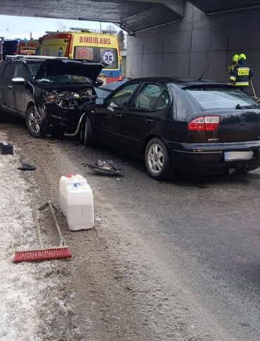 WIDACZ: Czołowe zderzenie dwóch pojazdów. Kierowcy trafili do szpitala