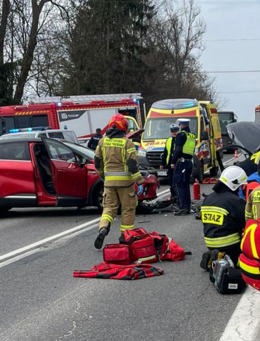 Czołowe zderzenie w Grabownicy Starzeńskiej. Na miejscu lądował śmigłowiec LPR [ZDJĘCIA]