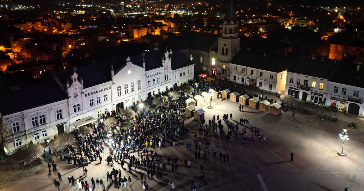 SANOK: Tłumy wiernych na Wielkopiątkowej Drodze Krzyżowej ulicami miasta [VIDEO, ZDJĘCIA]