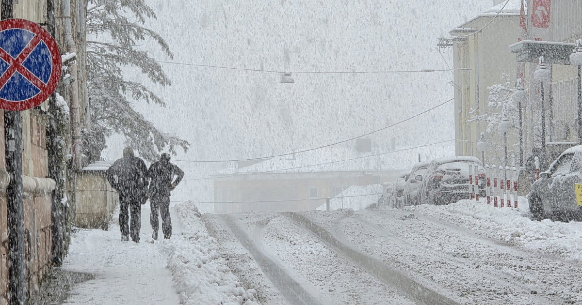 Pierwszy śnieg w Sanoku. Policja ostrzega kierowców – IMGW wydaje alerty [ZDJĘCIA]
