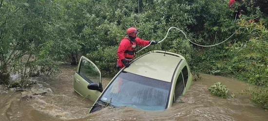 Tragiczny wypadek w Hoszowie. Nurt rzeki porwał samochód (ZDJĘCIA)