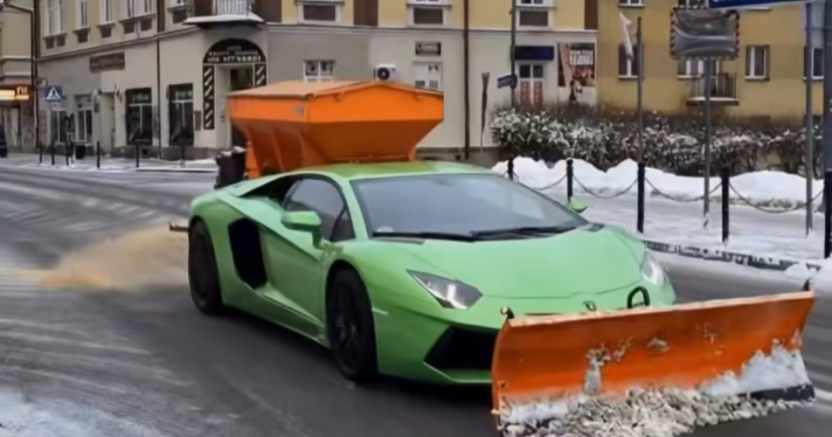 Zimowe odśnieżanie w Sanoku w wykonaniu… Lamborghini! ZOBACZ FILM