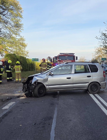 PODKARPACIE. Groźne zderzenie trzech pojazdów. Jeden z nich dachował! (ZDJĘCIA)