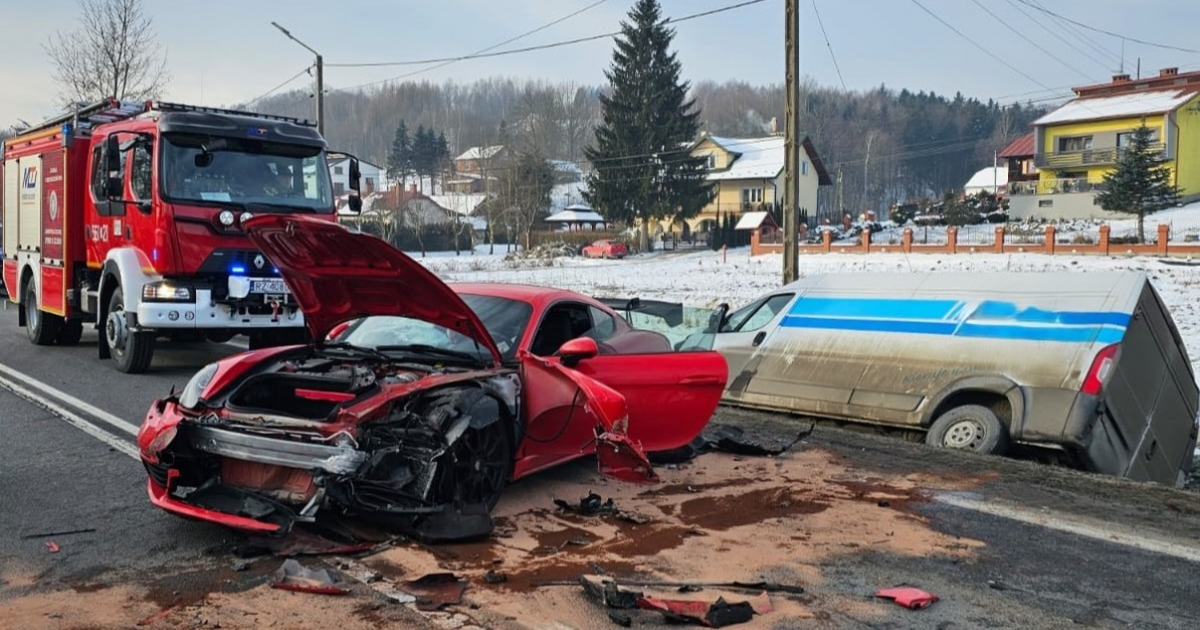 PILNE! Karambol trzech pojazdów w Wyżnem. Porsche wpadło pod ciężarówkę [ZDJĘCIA]
