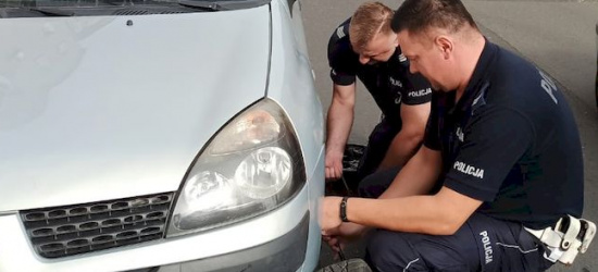 Podwieźli na autobus, wymienili koło. Lescy policjanci służyli pomocą!