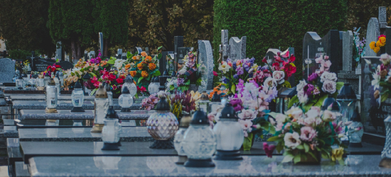 Złodzieje nie mają urlopu. Policjanci apelują o zachowanie czujności na cmentarzach