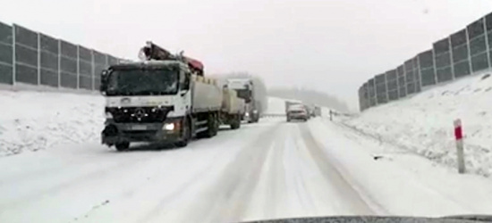 Atak zimy. Na obwodnicy ciężarówki blokują ruch (VIDEO)