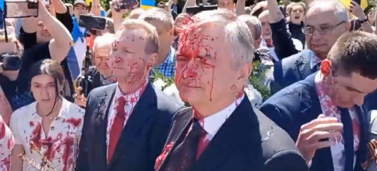 POLSKA. Ambasador Rosji oblany sztuczną krwią! (VIDEO)