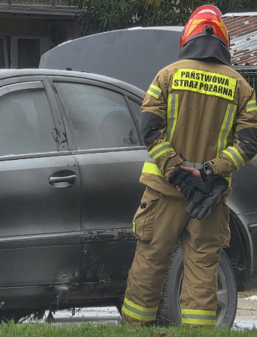 Pożar samochodu w Sanoku. Interweniowała straż pożarna i policja (VIDEO, ZDJĘCIA)