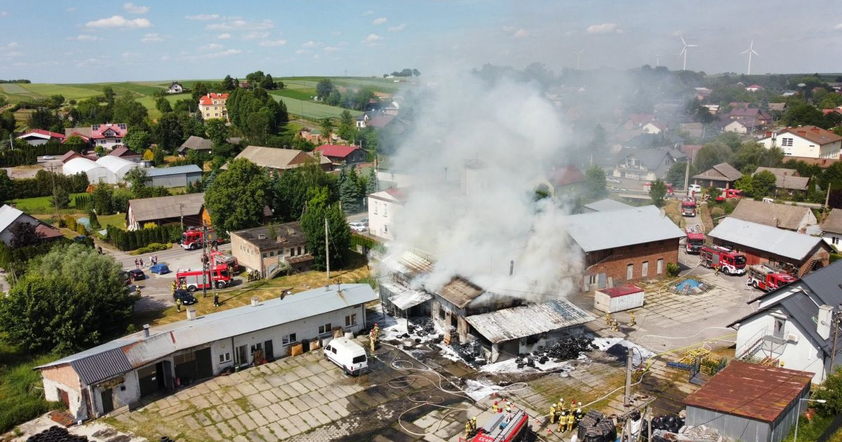 PILNE! Pożar zakładu regeneracji opon w Markowej. Z ogniem walczyło 90 strażaków z 24 jednostek [ZDJĘCIA]