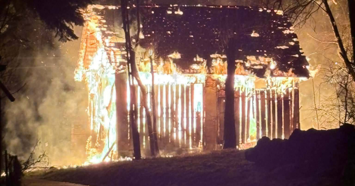 Groźny pożar w Kostarowcach. Spłonął budynek gospodarczy [ZDJĘCIA]