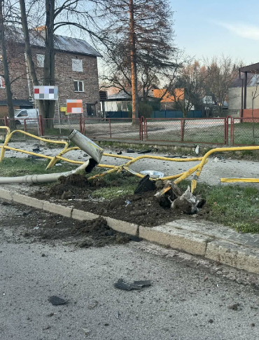 SANOK: Niebezpieczny poranek na ul. Lipińskiego. Samochód uderzył w bariery i przewrócił się na bok