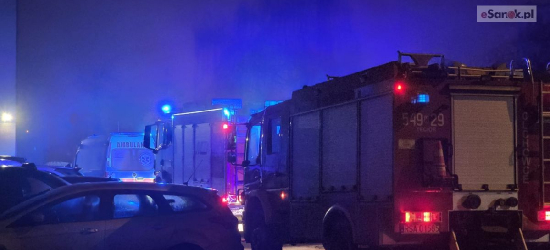 SANOK: Zatrucie tlenkiem węgla na ul. Jana Pawła II.  Jedna osoba trafiła do szpitala [VIDEO, ZDJĘCIA]