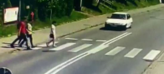 Ku przestrodze! Potrącenie pieszej na pasach (NAGRANIE VIDEO)