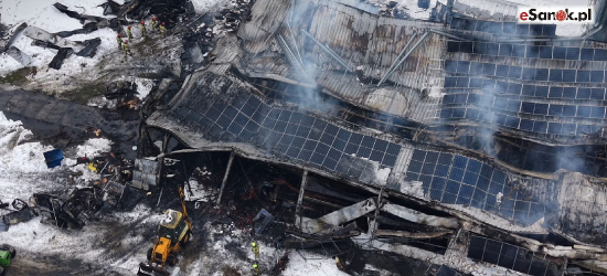 ZAGÓRZ: Potężny pożar hali produkcyjnej. W akcji 20 zastępów straży pożarnej [VIDEO Z LOTU PTAKA]