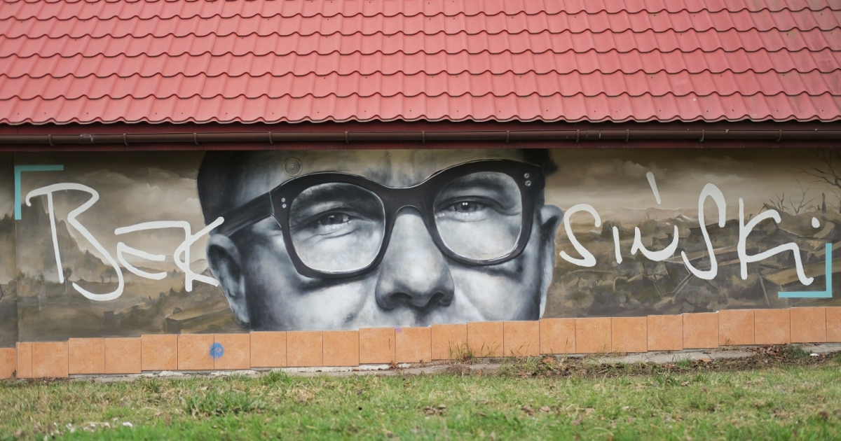 SANOK: Fotografie Beksińskiego na ścianach miasta. Nowy projekt Arkadiusza Andrejkowa [ZDJĘCIA]