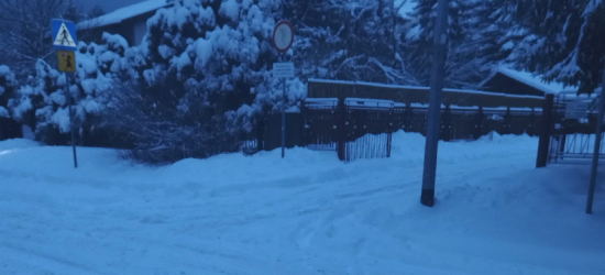 SANOK: Niebezpieczne warunki zimą przy SP1. Rodzice alarmują o działania służb [ZDJĘCIA]