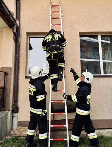 LESKO: Strażacy OSP rozpoczęli szkolenie praktyczne. Przed nimi intensywne zajęcia [ZDJĘCIA]