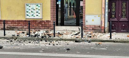 SANOK: Niebezpiecznie na ul. Kościuszki. Na chodnik i jezdnię runął gzyms (VIDEO, ZDJĘCIA)