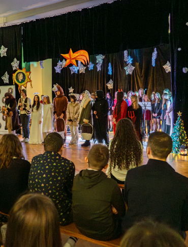 Kolędy, życzenia i Betlejemskie Światło Pokoju. Jasełka w II LO w Sanoku