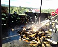 ZAHUTYŃ: Pożar w zakładzie produkcji drzewnej. Strażacy dwie godziny walczyli z ogniem (ZDJĘCIA)