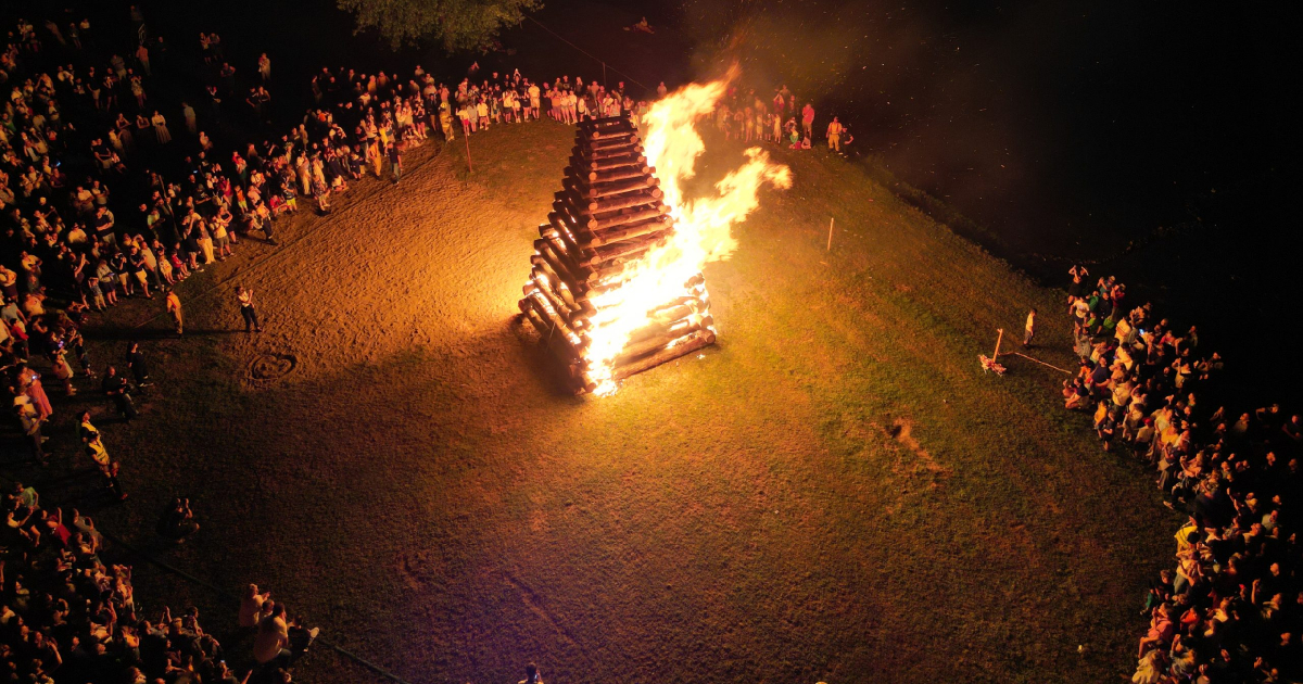 Noc Świętojańska w Tyrawie Solnej. Ogień rozświetlił najkrótszą noc w roku [ZDJĘCIA, VIDEO]