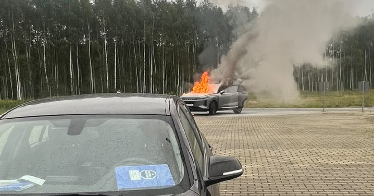 Osobówka stanęła w ogniu podczas kontroli! Policjanci ruszyli z pomocą [ZDJĘCIA]