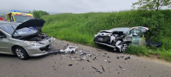 REGION: Czołowe zderzenie dwóch samochodów (FOTO)