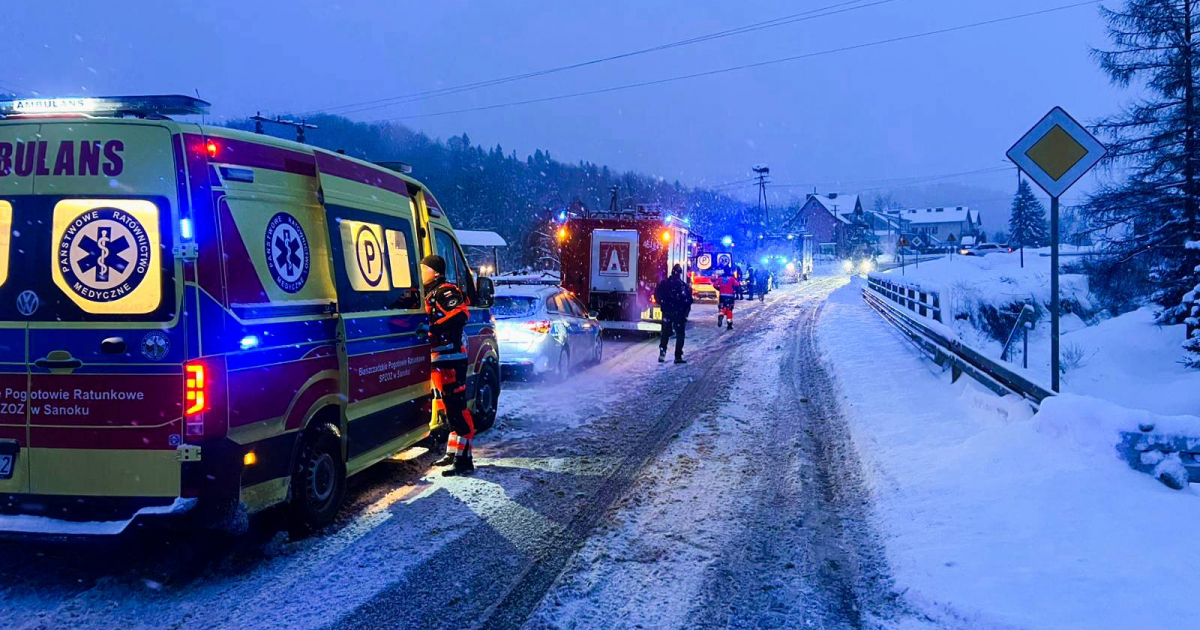 ZAHOCZEWIE: Zderzenie osobówki z ciągnikiem. Dwie osoby trafiły do szpitala [ZDJĘCIA]