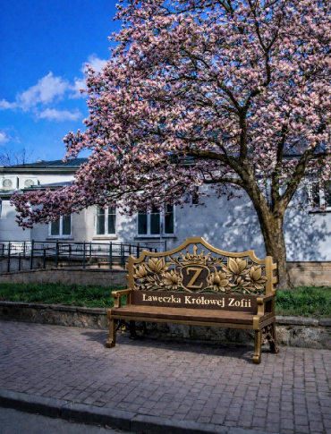 „Ławeczka Królowej Zofii” na etapie malowania. Montaż w przyszłym tygodniu [ZDJĘCIA]