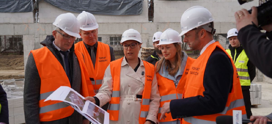 SANOK: Minister Katarzyna Pełczyńska-Nałęcz na placu budowy SOSW. Inwestycja za 52 mln zł rośnie w oczach [VIDEO, ZDJĘCIA]