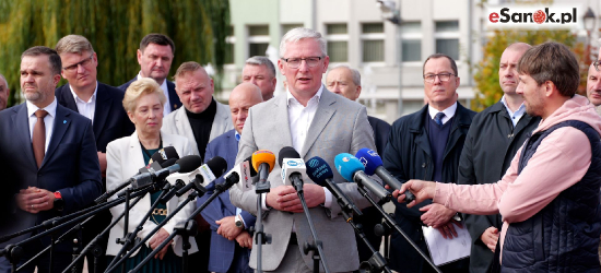 Ponad 20 starostów z Podkarpacia na sanockim Rynku! „Ochrona zdrowia wymaga pilnych rozwiązań systemowych” (VIDEO, ZDJĘCIA)