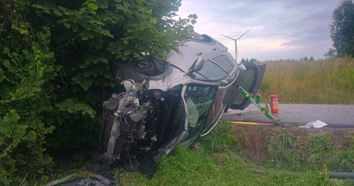 WESOŁA. Groźne dachowanie peugeota. Trzy osoby ranne [ZDJĘCIA]