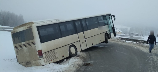 IZDEBKI: Groźne zdarzenie na serpentynach. Autokar wypadł z drogi i zsunął się do rowu [ZDJĘCIA]