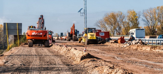 REGION. Mężczyzna przysypany ziemią na placu budowy