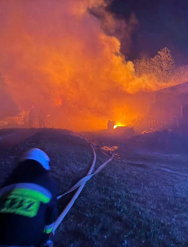 Pożar w stadninie koni w Targowiskach! Ogień objął stajnię, w środku były zwierzęta!
