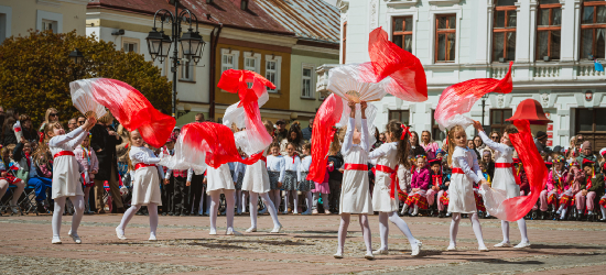 „Przedszkolaki z Biało-Czerwoną”. Lekcja patriotyzmu na sanockim Rynku [ZDJĘCIA]