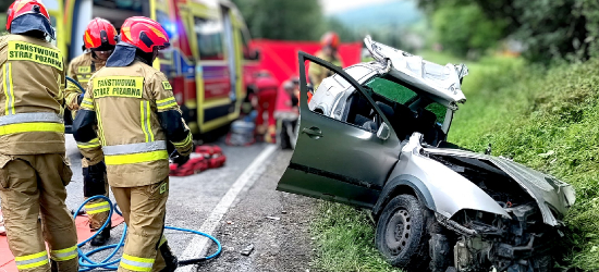 Groźny wypadek Hoszowie. Dwie osoby trafiły do szpitala (ZDJĘCIA)