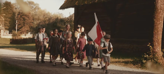 Muzyczny hołd dla Bohaterów. „Serce w plecaku” w wykonaniu dzieci z Sanoka (VIDEO)