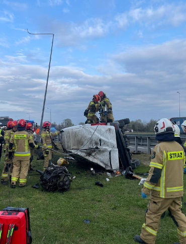 PODKARPACIE: Dachowanie busa na A4. Dwie osoby trafiły do szpitala [ZDJĘCIA]