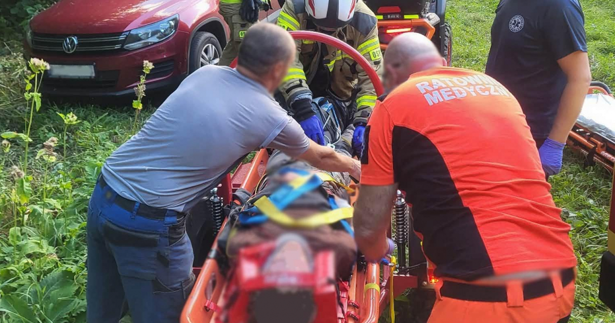 Upadek na leśnym szlaku. Strażacy z Haczowa ewakuowali nieprzytomnego rowerzystę [FOTO]