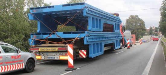 Zablokował ruch przewożąc ponagabarytowy ładunek (FOTO)