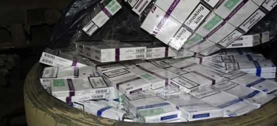 GRANICA: Wykryli 3,5 tys. paczek papierosów w samochodowych skrytkach